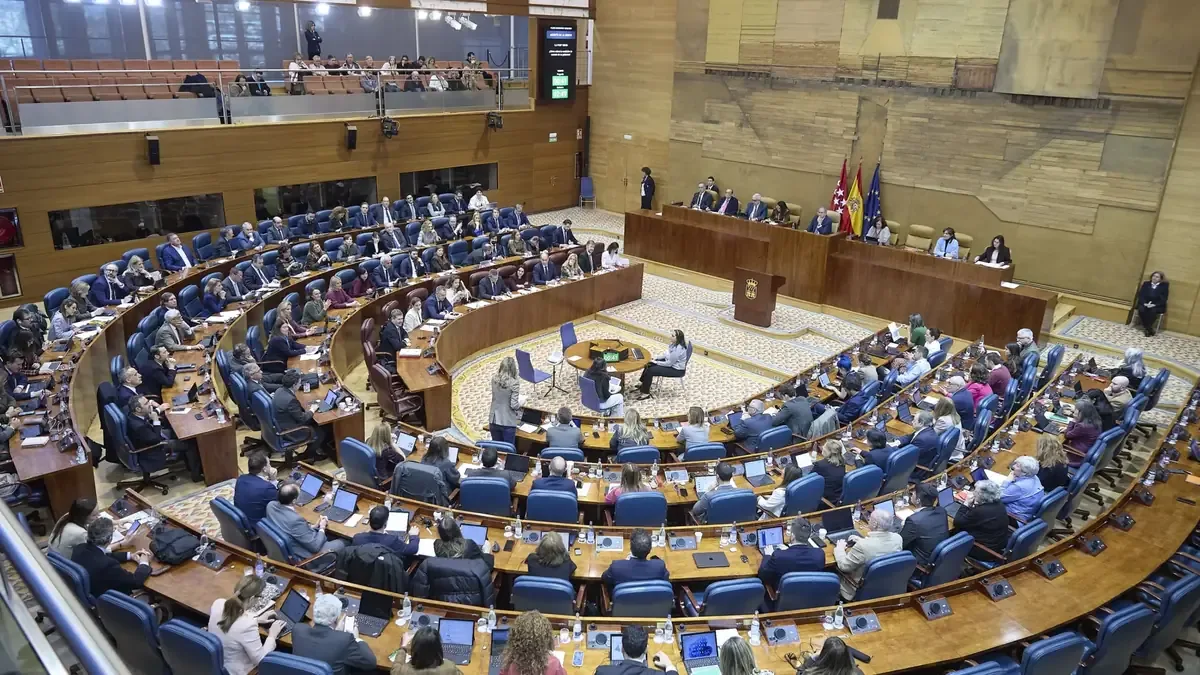 La nueva medida entre PP y Vox limita el acceso a ayudas para migrantes.