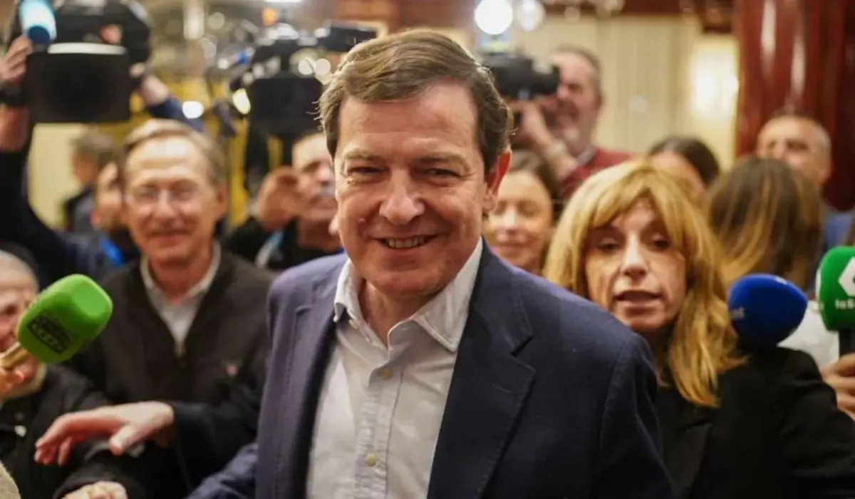 La alianza entre PP y Vox avanza en Castilla y León tras elecciones, buscando un acuerdo que puede impactar el futuro político de la región.