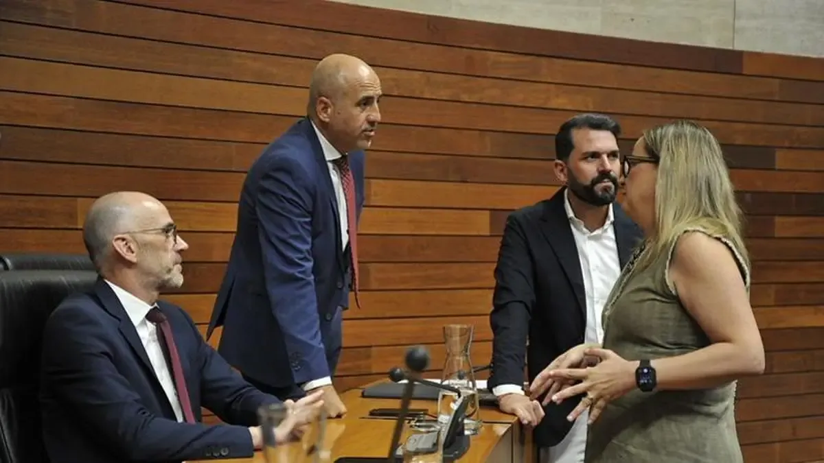 Ambos partidos argumentan corrupción en el gobierno de Pedro Sánchez y exigen la disolución de las Cortes Generales.