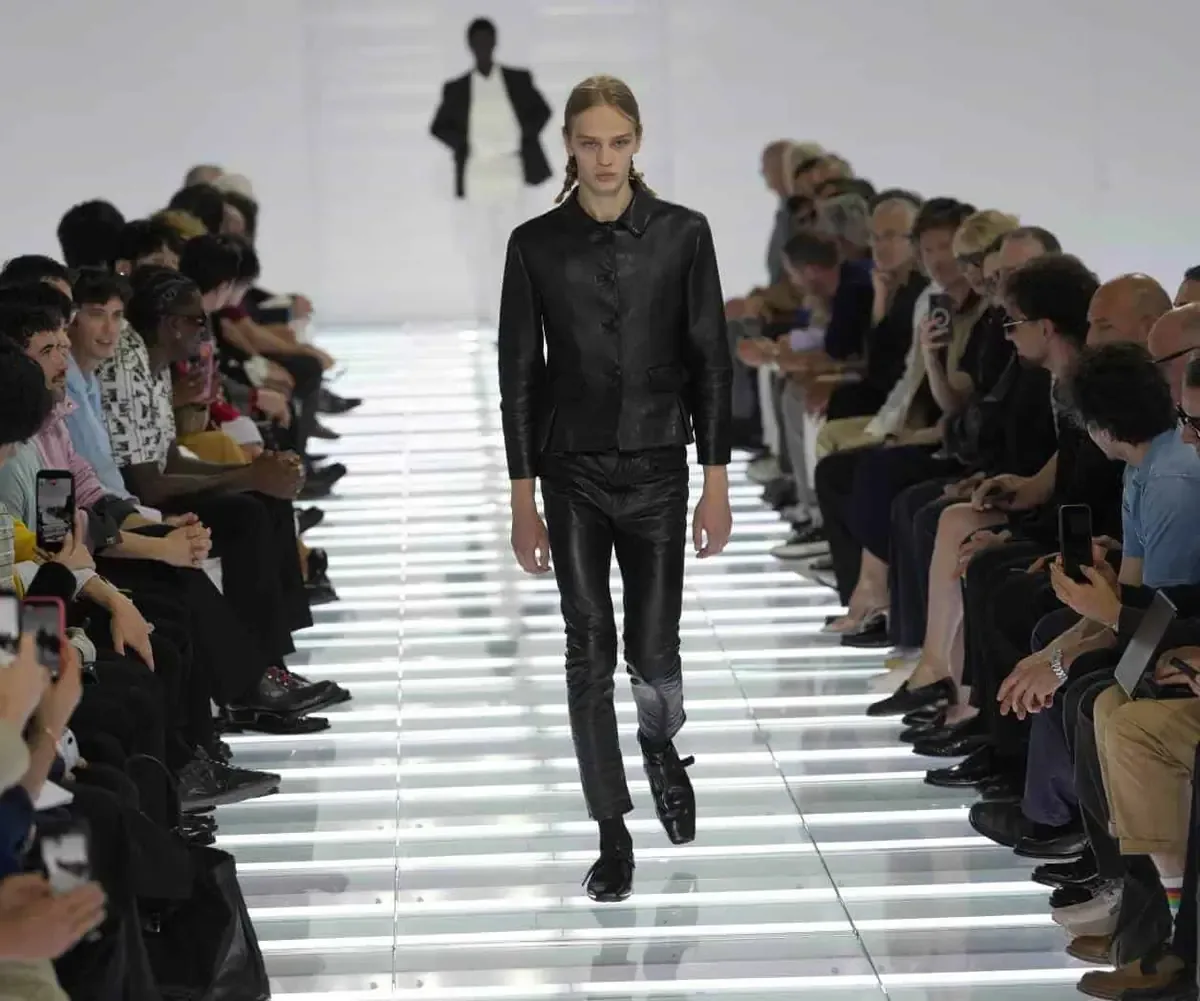 La nueva línea de Prada resalta looks universales al estilo urbano para la primavera-verano 2024.