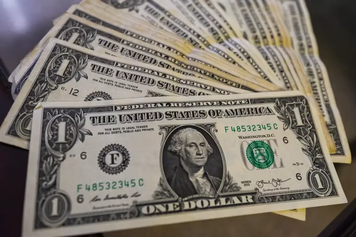 El tipo de cambio del dólar presenta variaciones en diferentes bancos del país y continúa afectado por factores económicos.