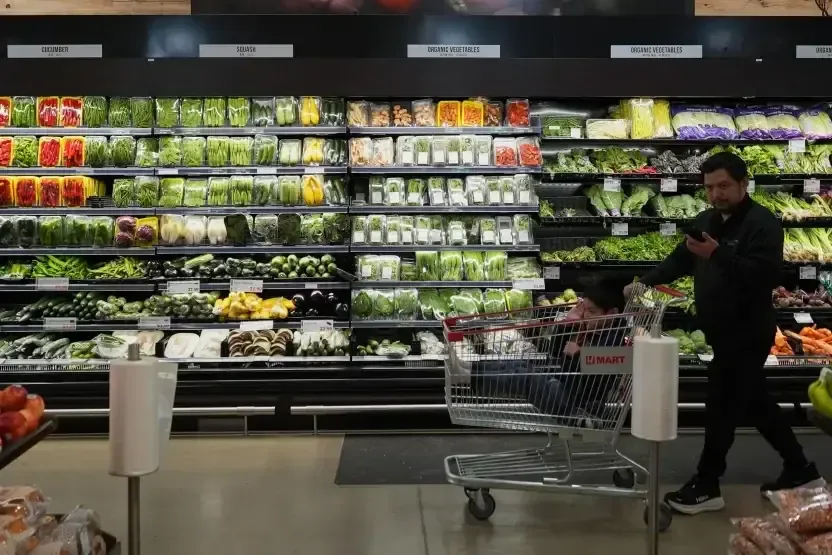 Expertos prevén que los consumidores no verán cambios inmediatos en los precios del combustible y alimentos.