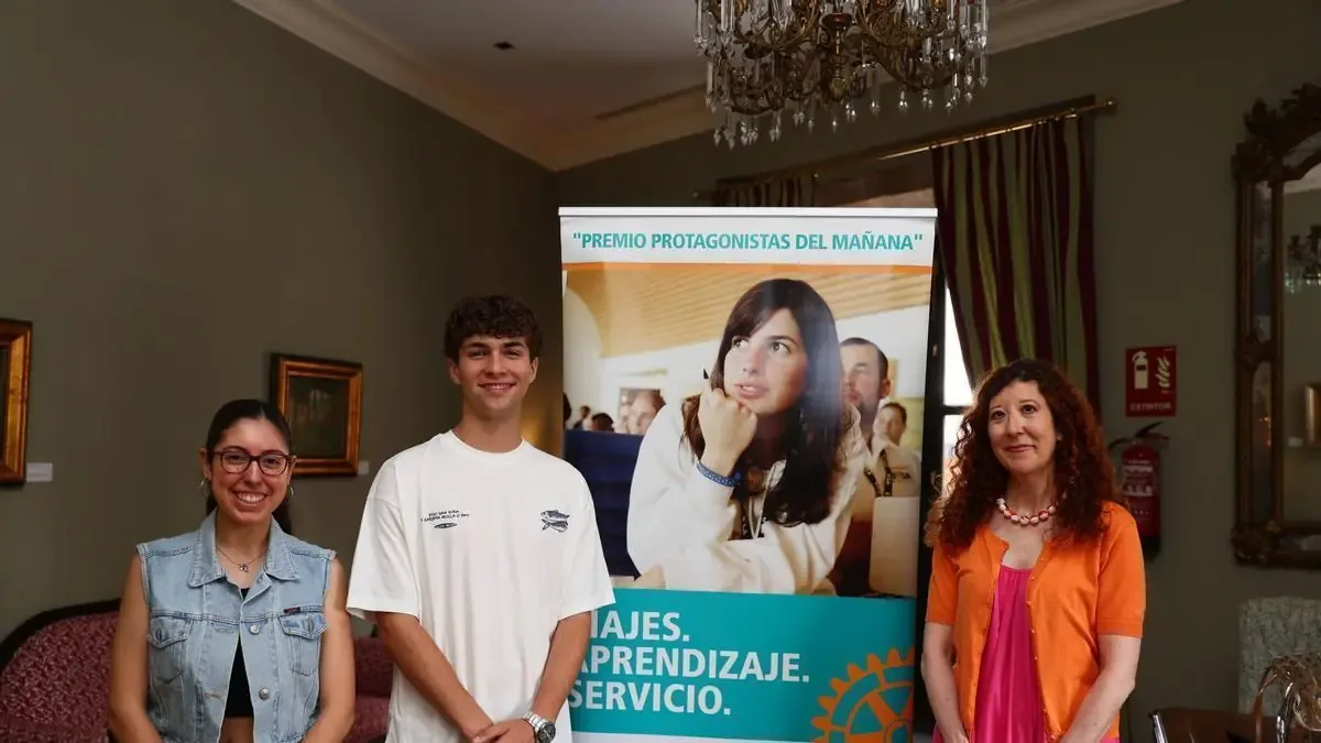 Carmen Pérez y Felipe Uría son reconocidos por el Club Rotary por sus logros académicos y compromiso comunitario.