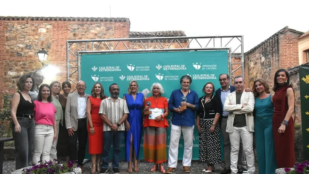 Dos destacados periodistas son reconocidos por sus contribuciones al sector en un evento significativo.