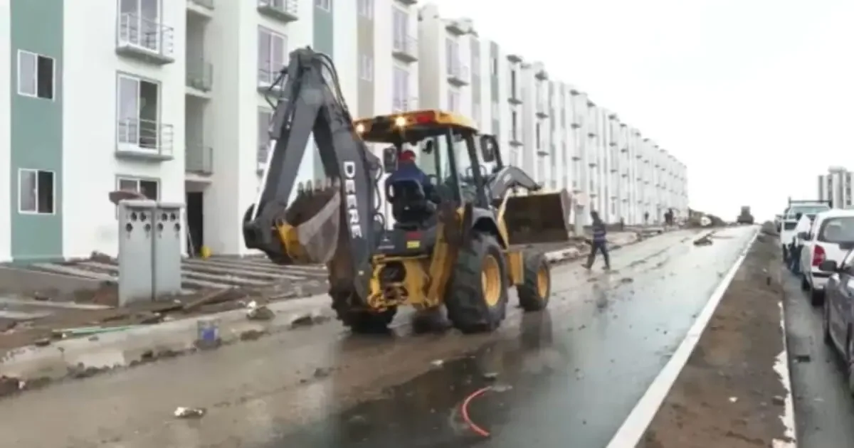 Las fuertes lluvias han revelado daños en viviendas recién inauguradas, generando inquietud entre los habitantes de la zona.