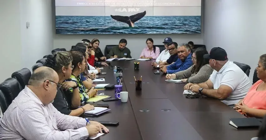 Preparativos de autoridades en Puerto Chale para la temporada de ballenas.