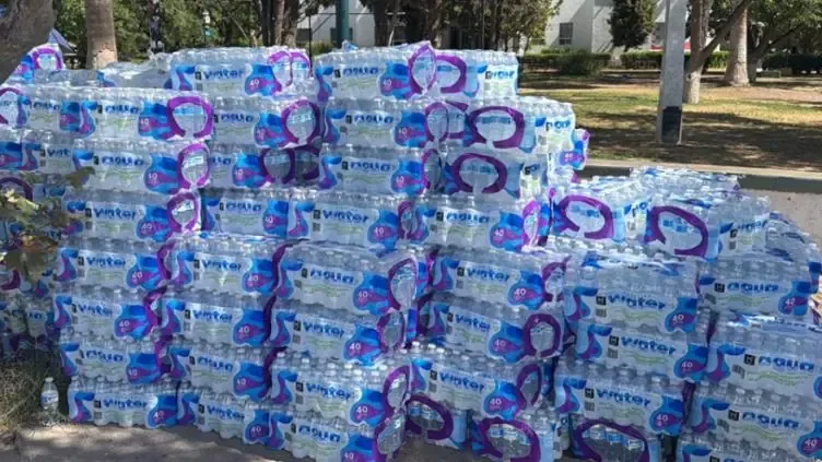Botellas de agua y medidas de seguridad se implementan para la marcha de Morena.
