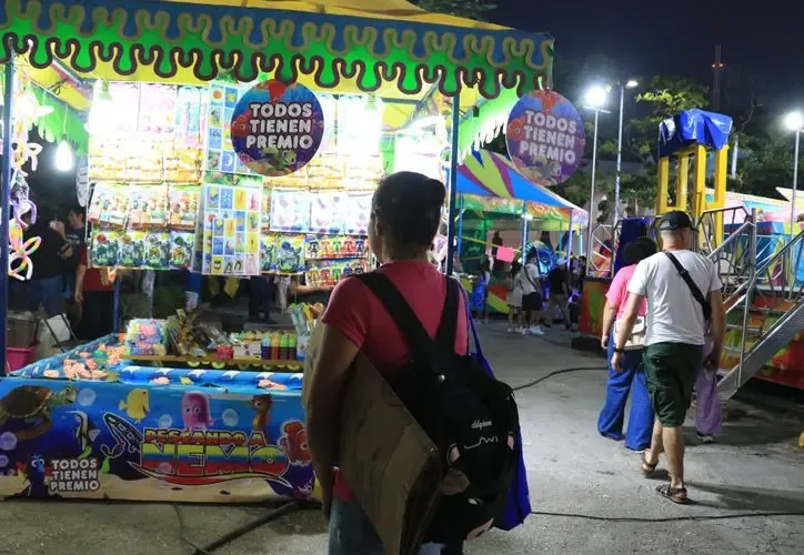 Preparativos para el Carnaval 2026 en el Malecón Tajamar de Cancún.