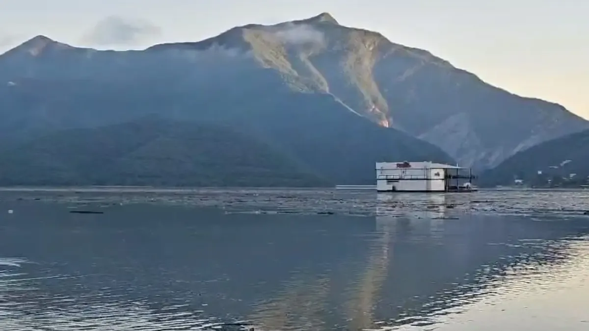 Las intensas lluvias favorecen el abastecimiento de agua y turismo, pero generan residuos en el embalse.