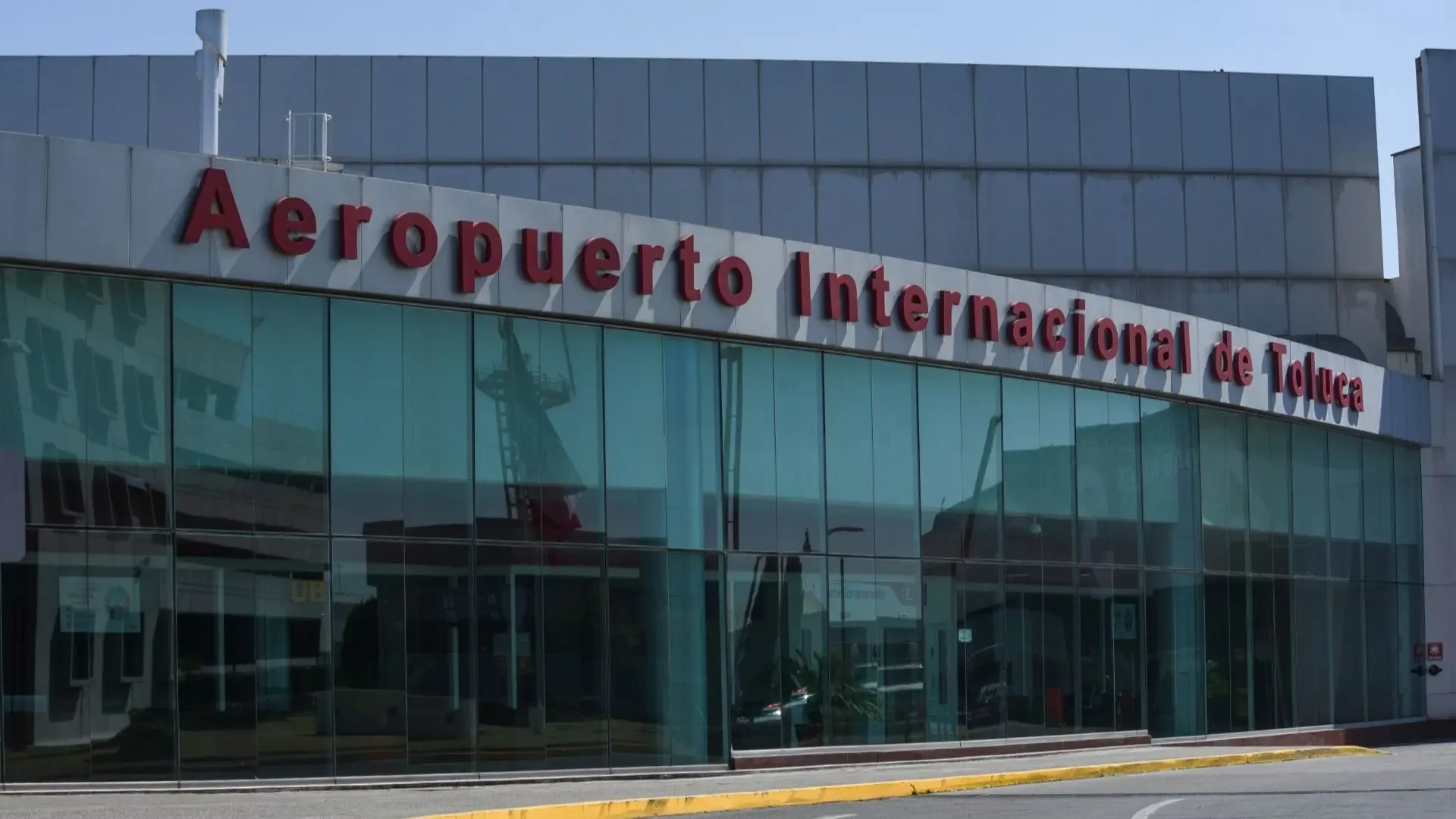 Presencia del avión militar en el Aeropuerto Internacional de Toluca.