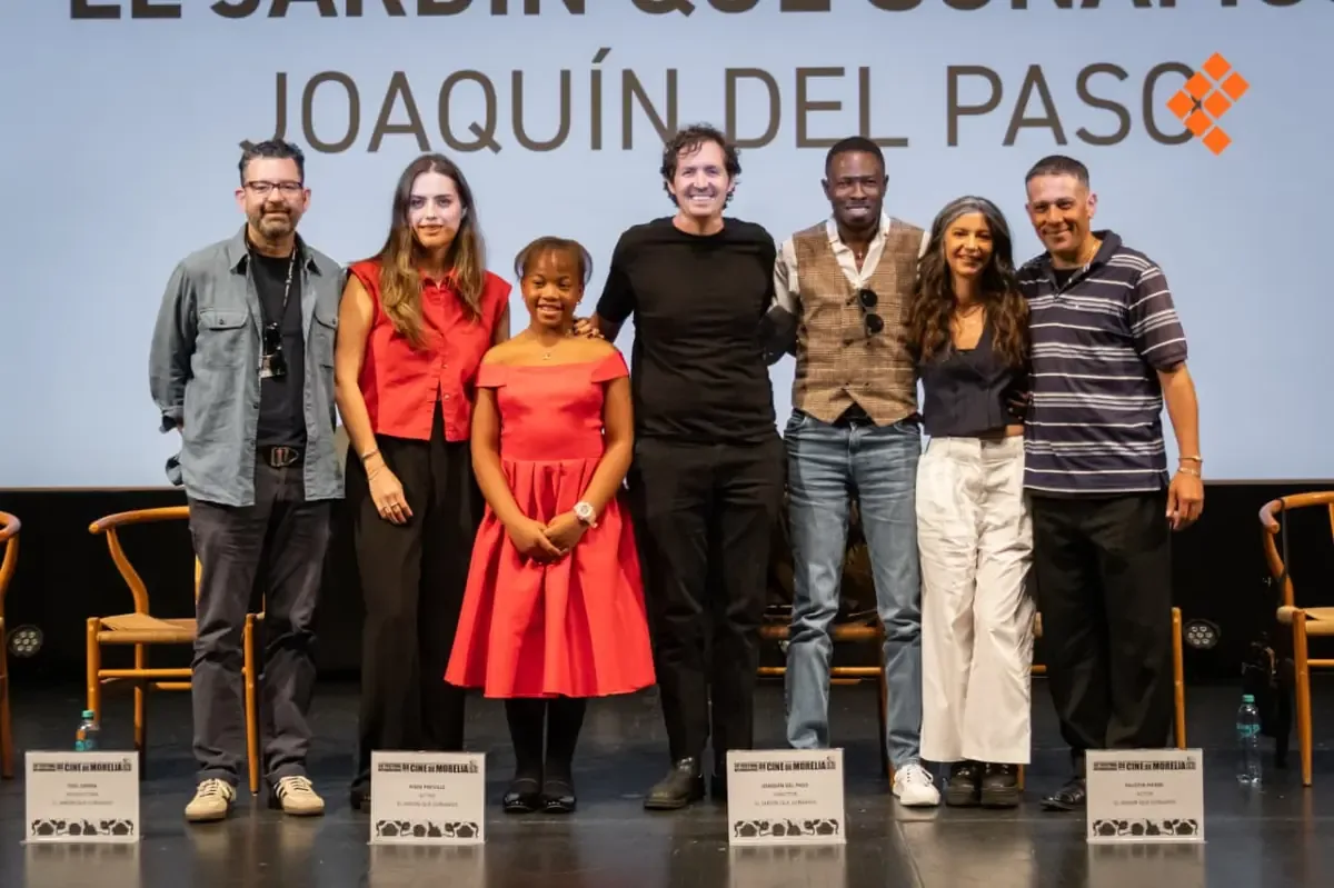 La película propone una perspectiva humana sobre la migración y el medio ambiente, destacando historias de vida.