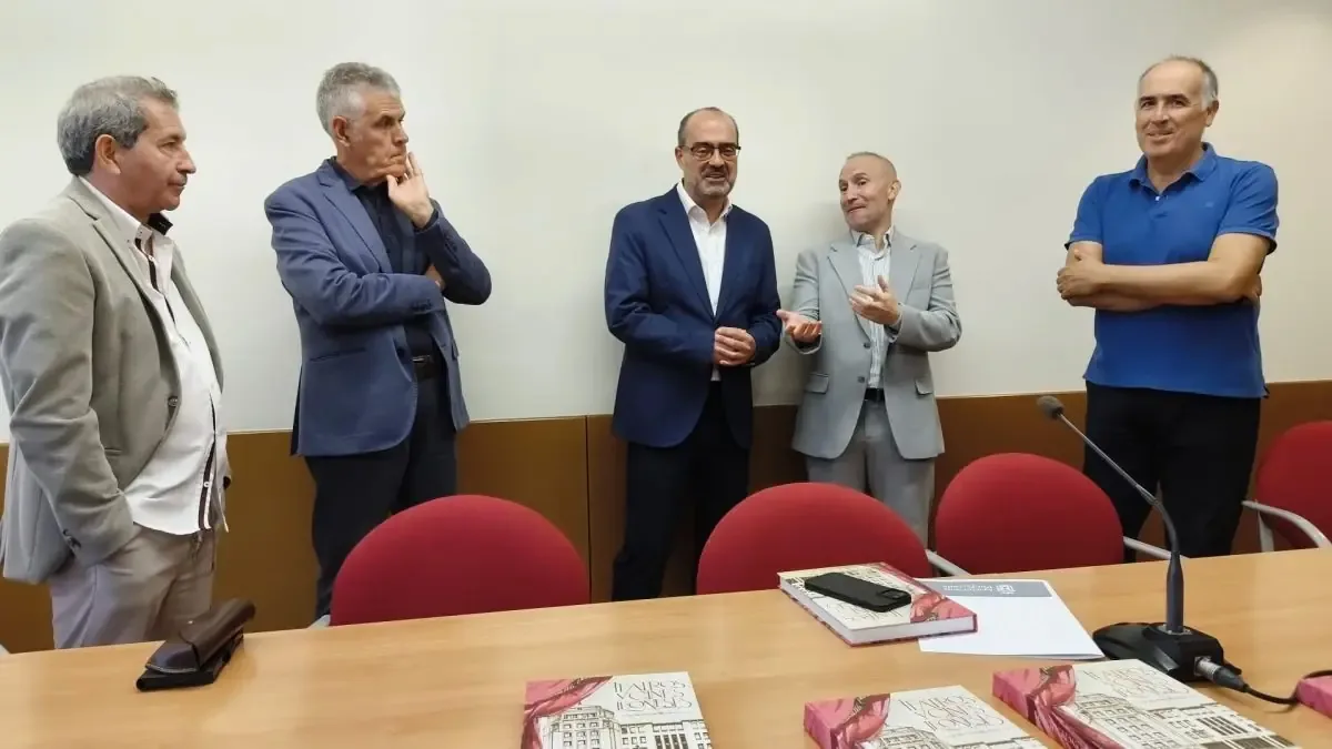 La publicación busca destacar la historia cultural de los espacios escénicos leoneses.