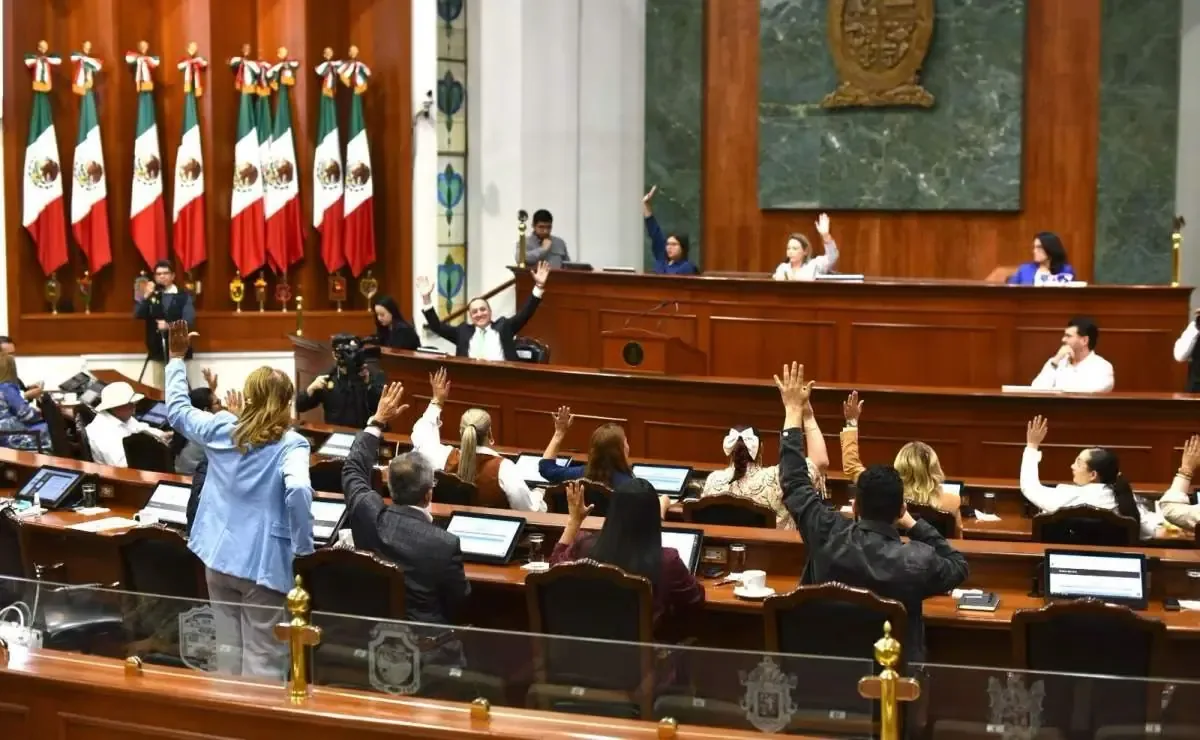 El presidente de la Comisión de Hacienda de Sinaloa explica la naturaleza del crédito autorizado para obras.