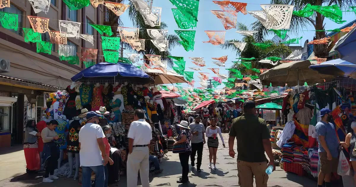 Presidente del Comité de Turismo de Tijuana, Karim Chalita, durante el anuncio sobre el turismo.