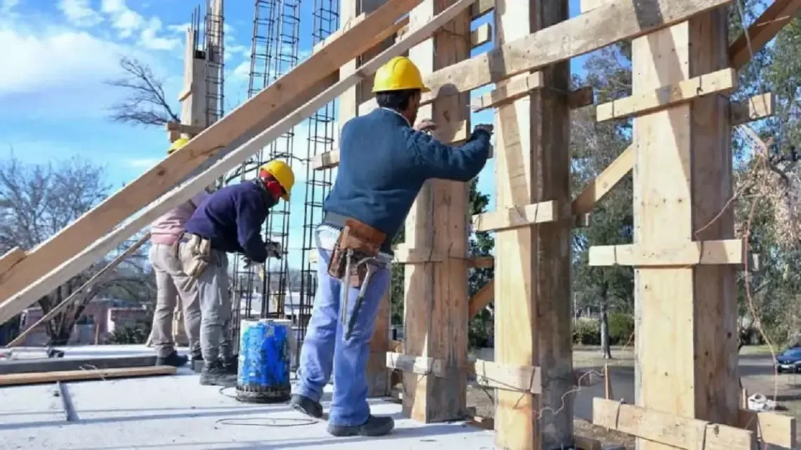 Economistas sugieren canalizar recursos del FGS para revitalizar el sector de la construcción en Argentina.