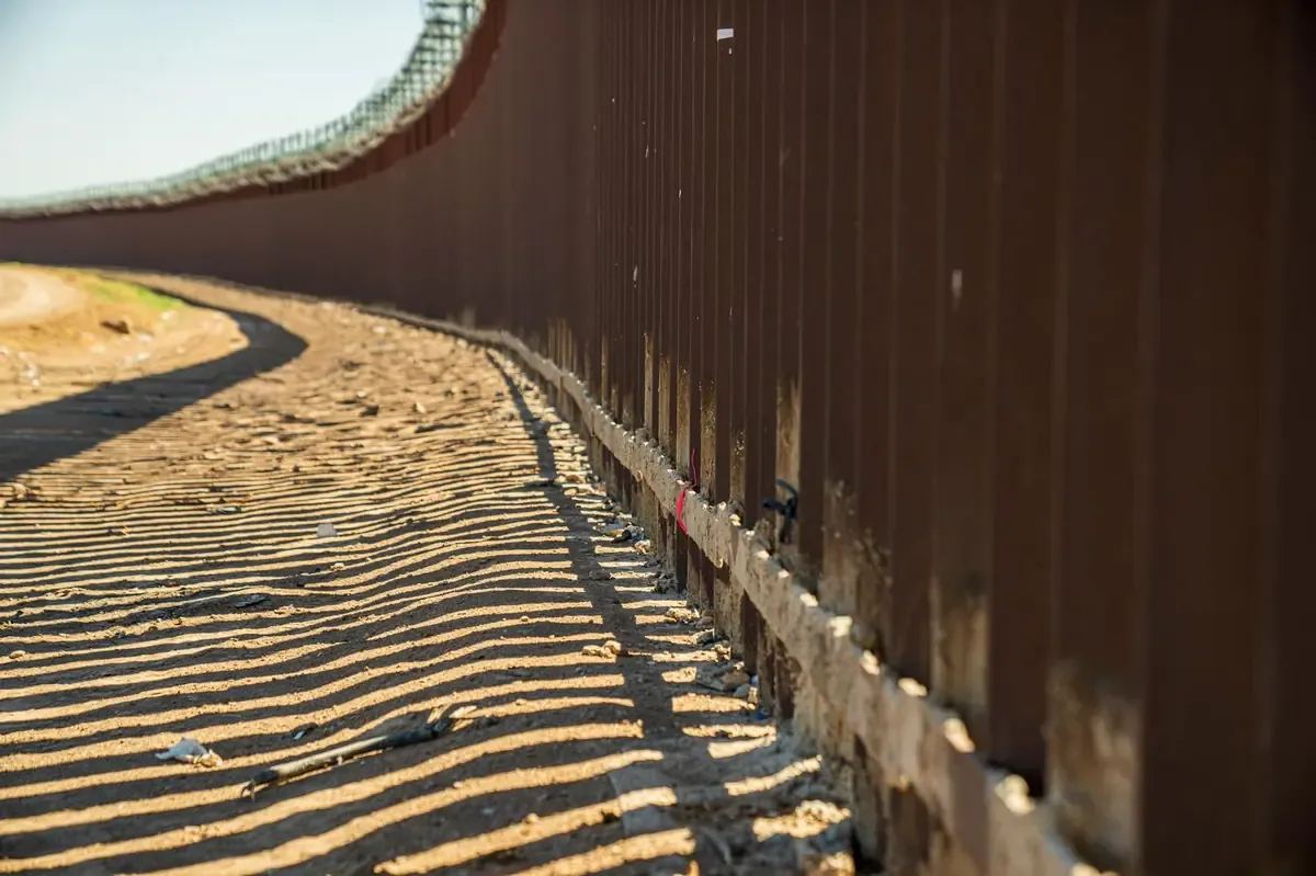 Un video muestra a traficantes abriendo el muro en Tijuana para facilitar el paso de migrantes.