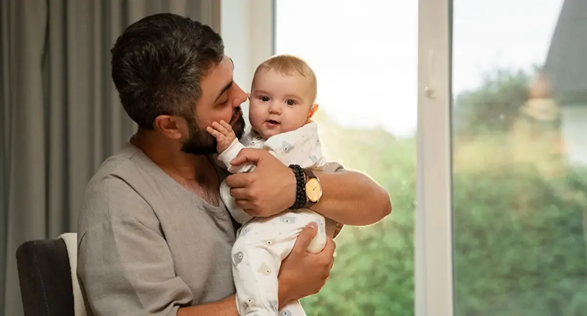 Iniciativa busca mejorar la participación de padres en el cuidado de sus hijos desde el nacimiento.