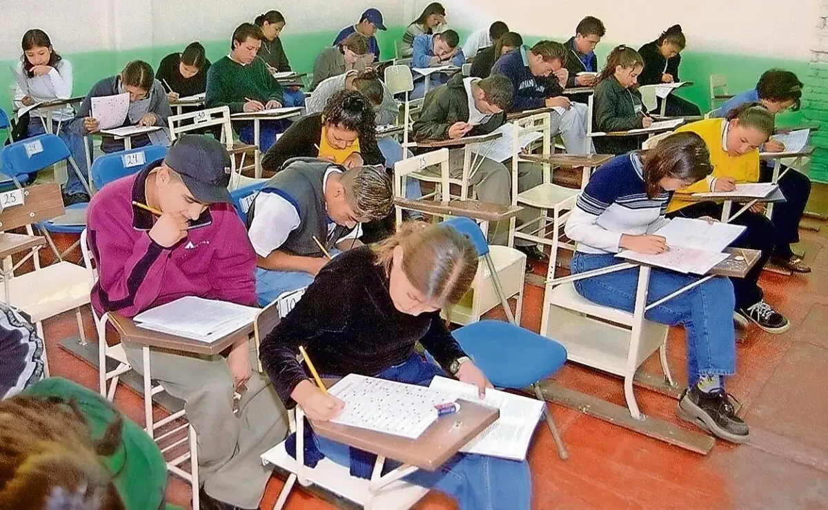 Los partidos opositores señalan que la política educativa actual afecta el desarrollo de los estudiantes.