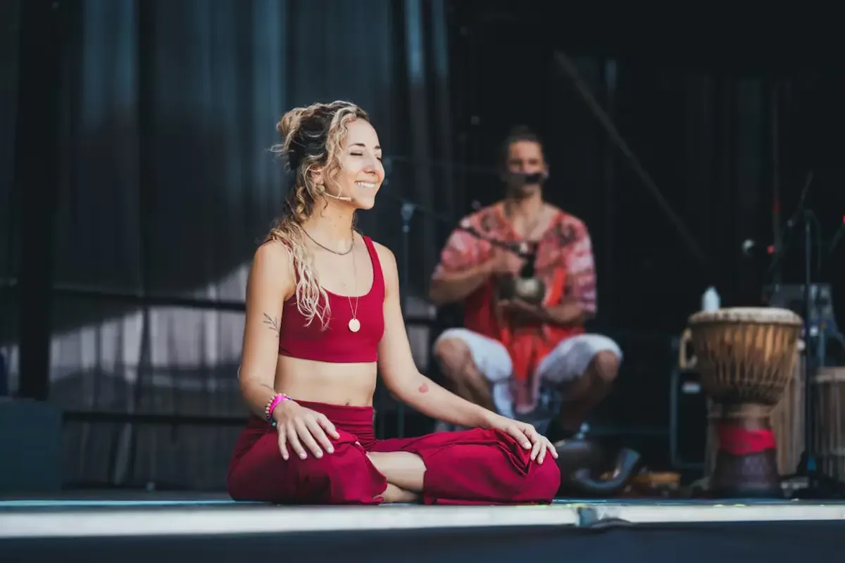 Este evento fusiona yoga, música y comunidad para celebrar el bienestar.