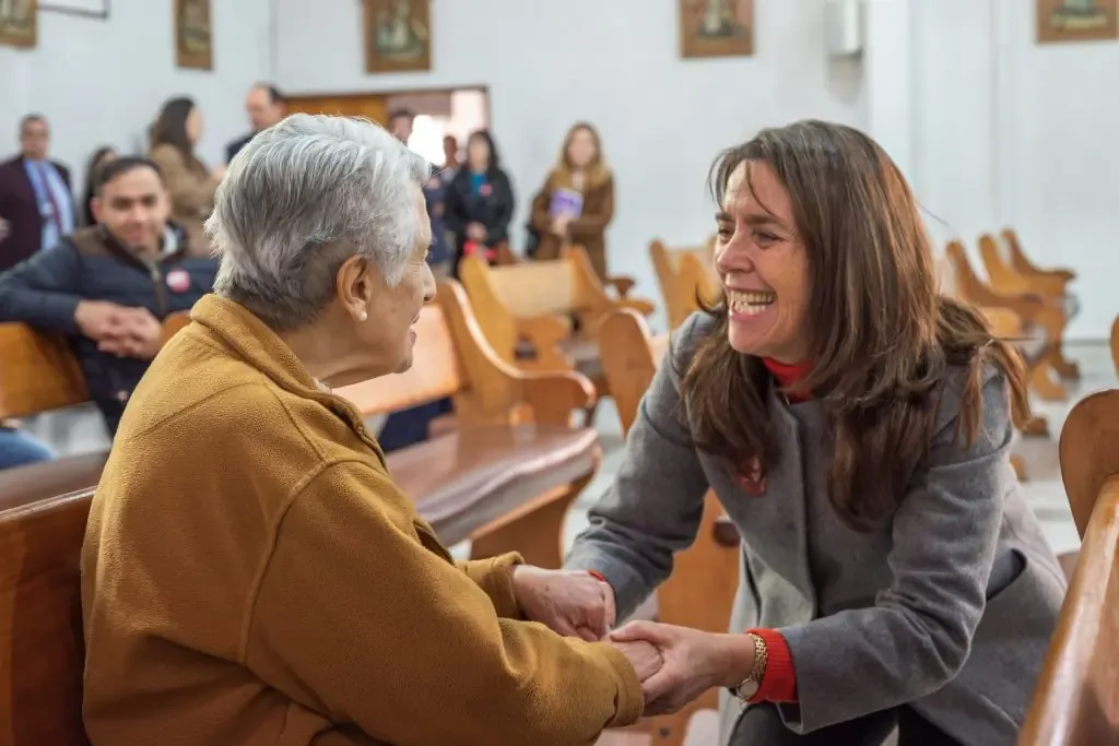 María Pía Adriasola destaca la importancia del cuidado de personas mayores en un hogar en Valparaíso.
