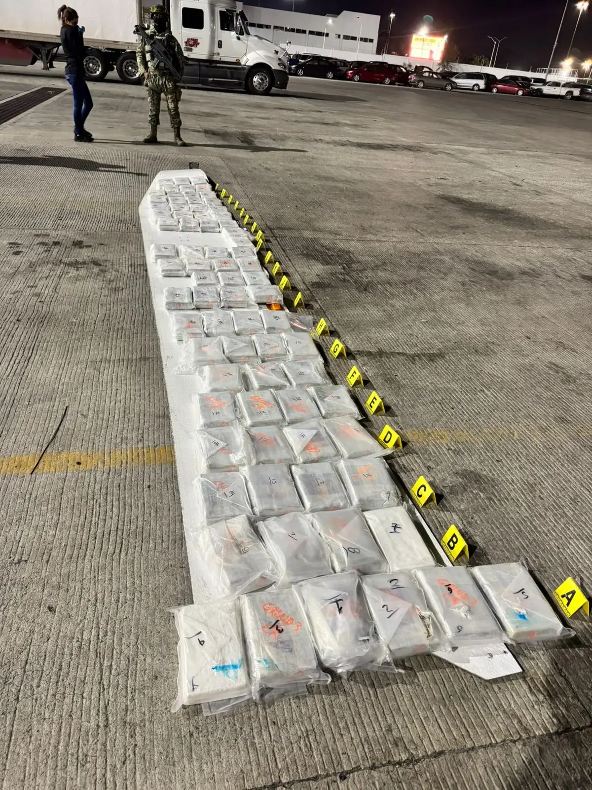 La Guardia Nacional detuvo al chofer de un tráiler con un doble fondo para ocultar la droga.