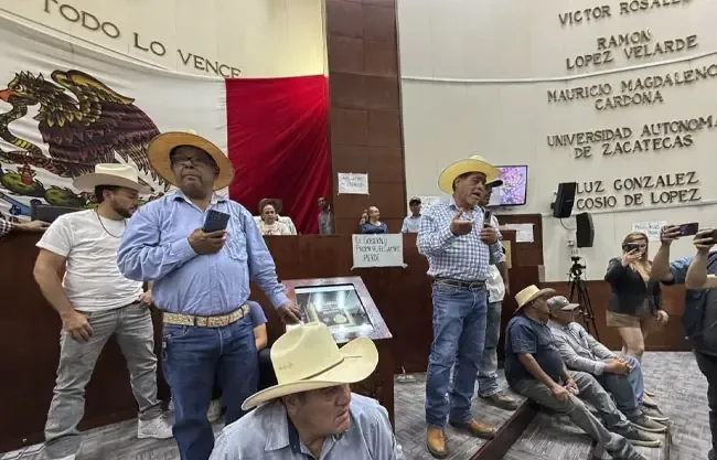 Agricultores exigen respuesta sobre problemas en el acopio de frijoles, bloqueando el pleno legislativo.