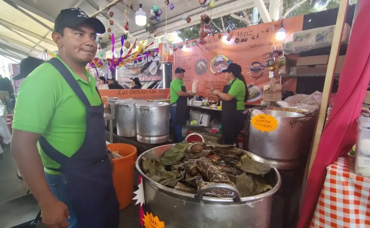 Productores exhiben tamales y artesanías en la Feria del Tamal en Iztapalapa.