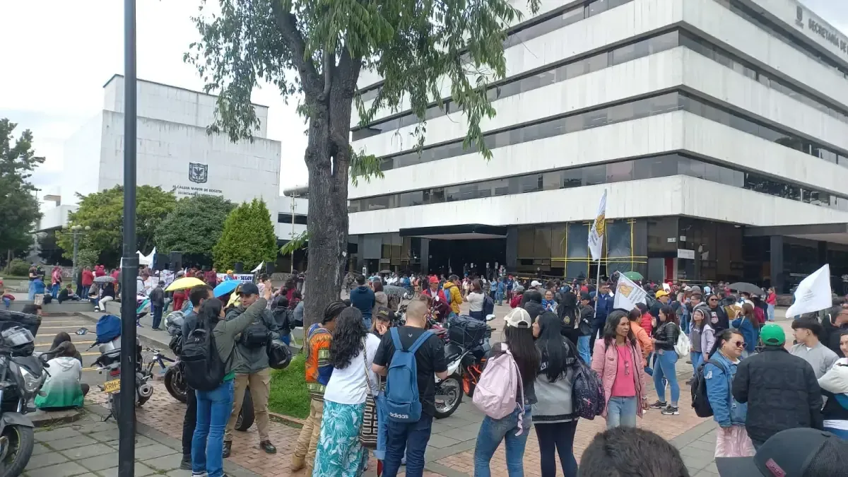 Profesores y directivos buscan mejoras en condiciones educativas y laborales en la capital colombiana.