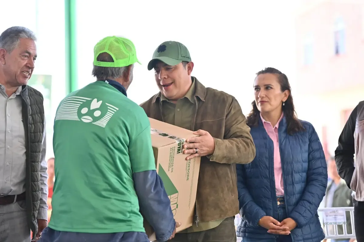 El Gobierno del Estado entrega despensas a familias potosinas en diversas localidades.