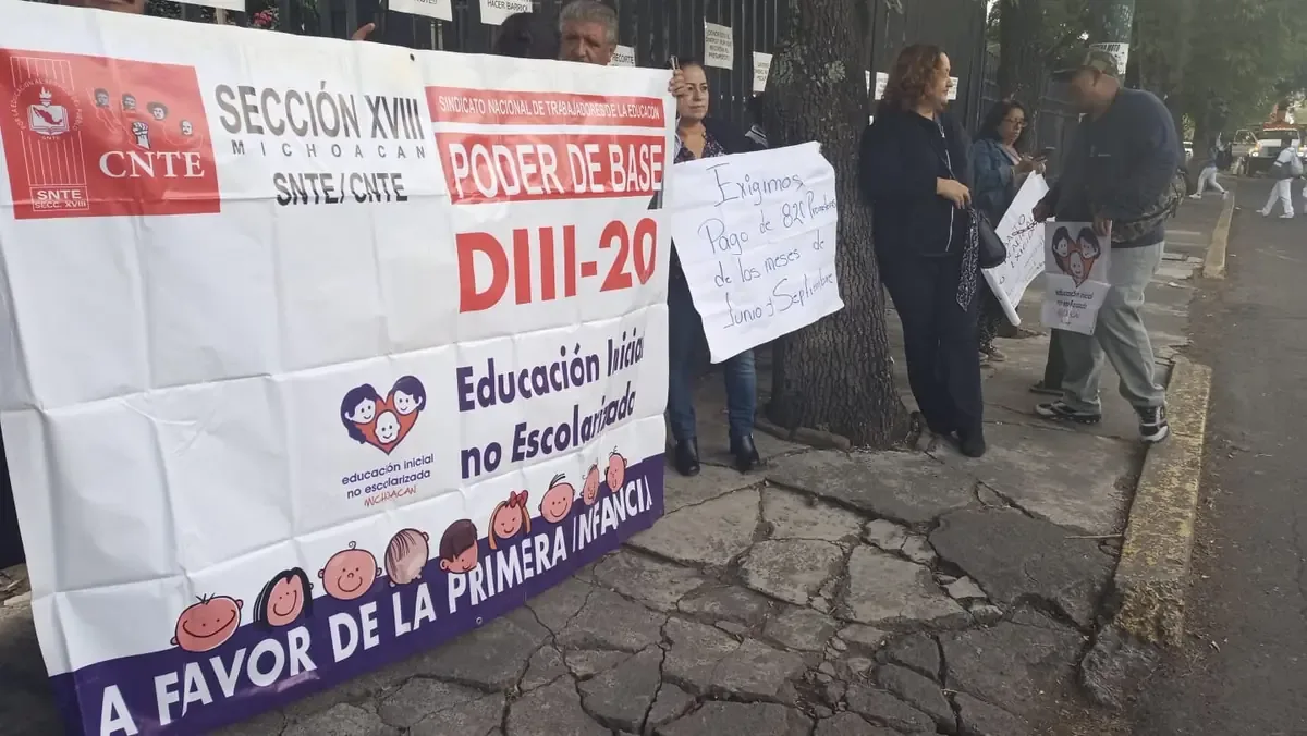 La movilización busca el pago de apoyos económicos atrasados a 820 promotores en Michoacán.
