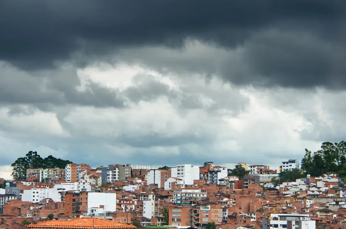 La interacción de fenómenos climáticos generará lluvias y riesgos de tormentas en Michoacán.