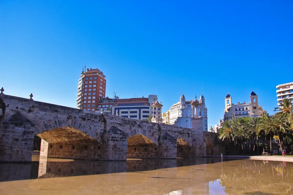 La Agencia Estatal de Meteorología presenta un pronóstico que incluye nubes y temperaturas cálidas.