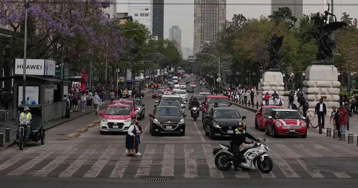 Autoridades buscan ajustar restricciones vehiculares para mejorar la calidad del aire en la Ciudad de México y Estado de México.