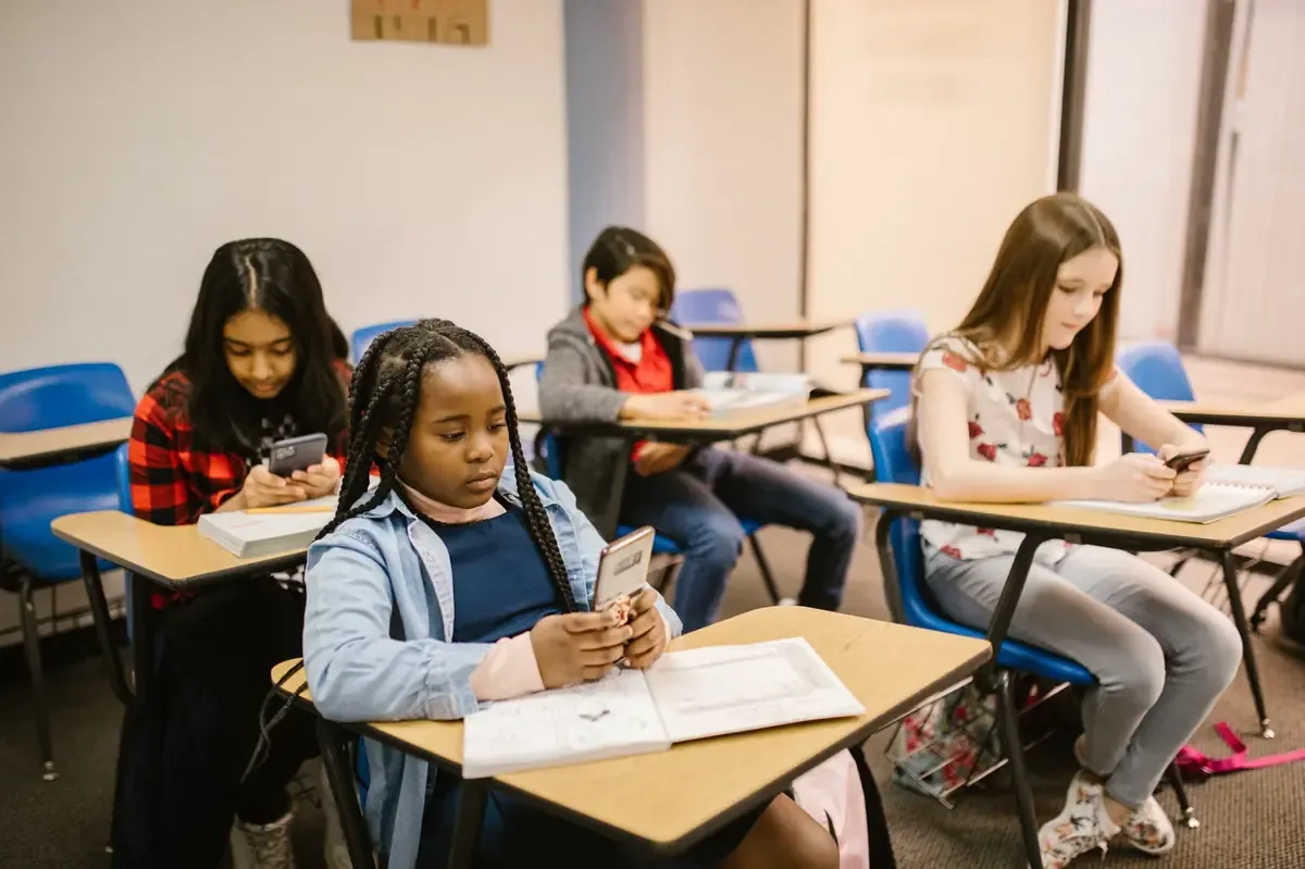 Expertos proponen limitar el uso de celulares en escuelas para proteger la salud mental de niños y adolescentes.