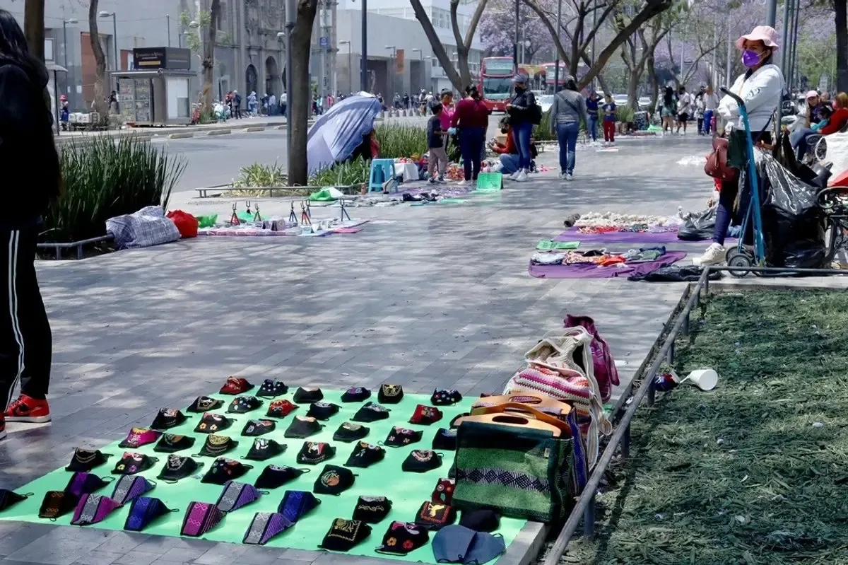 Propuesta de kioscos en la Alameda Central para reordenar comercio informal.
