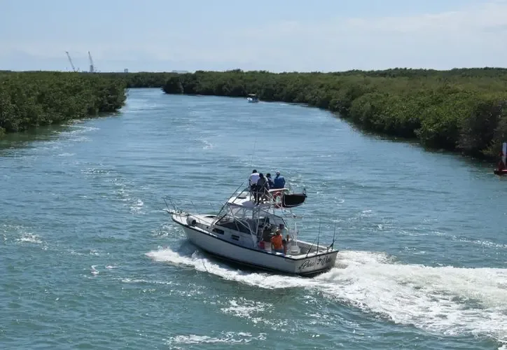 Propuesta de rally submarino para atraer turistas en Cancún.