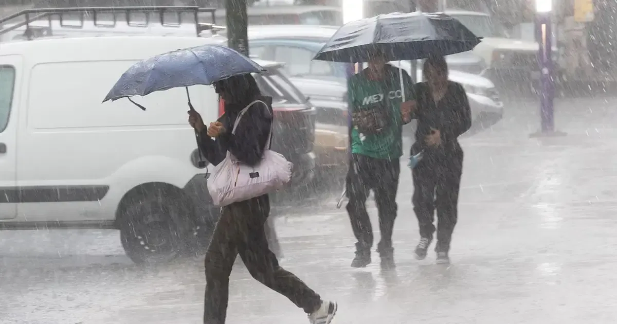 Se recomienda a la población mantenerse alerta ante las fuertes lluvias que podrían causar desbordamientos e inundaciones.