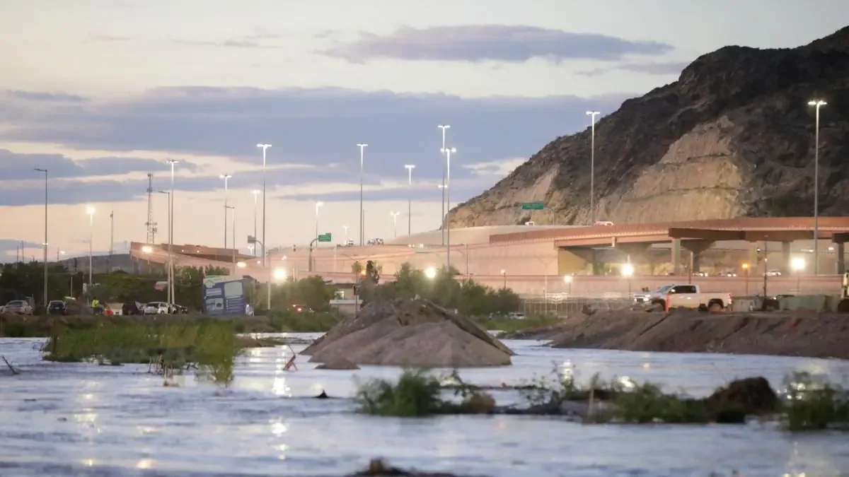 La creciente del río Bravo representa un riesgo para la población de Ciudad Juárez y se esperan medidas preventivas.