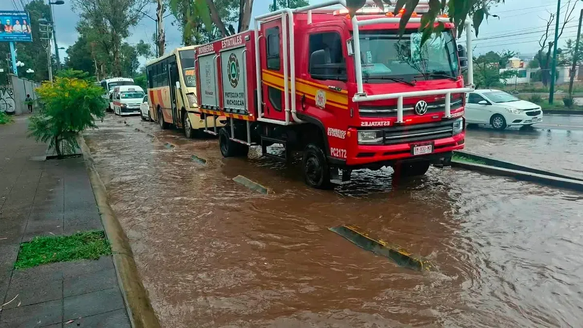 Las lluvias de este domingo han generado encharcamientos en varias zonas de Morelia, exigiendo precaución a automovilistas.