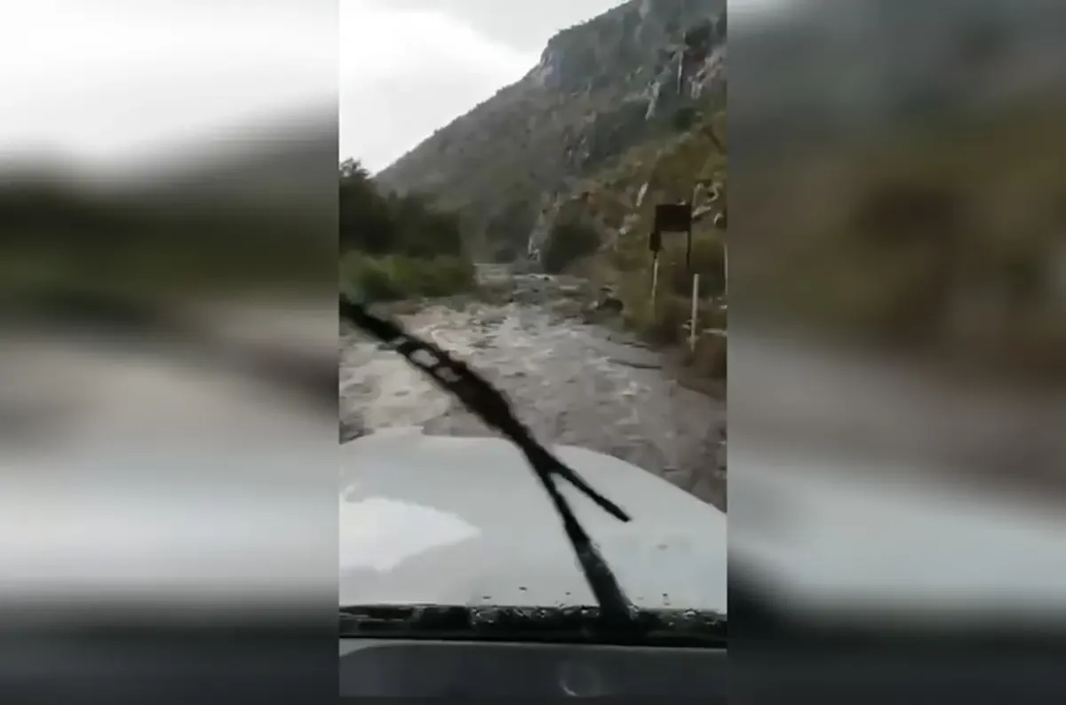 Las lluvias intensas provocan riesgos para peatones y vehículos en la zona.