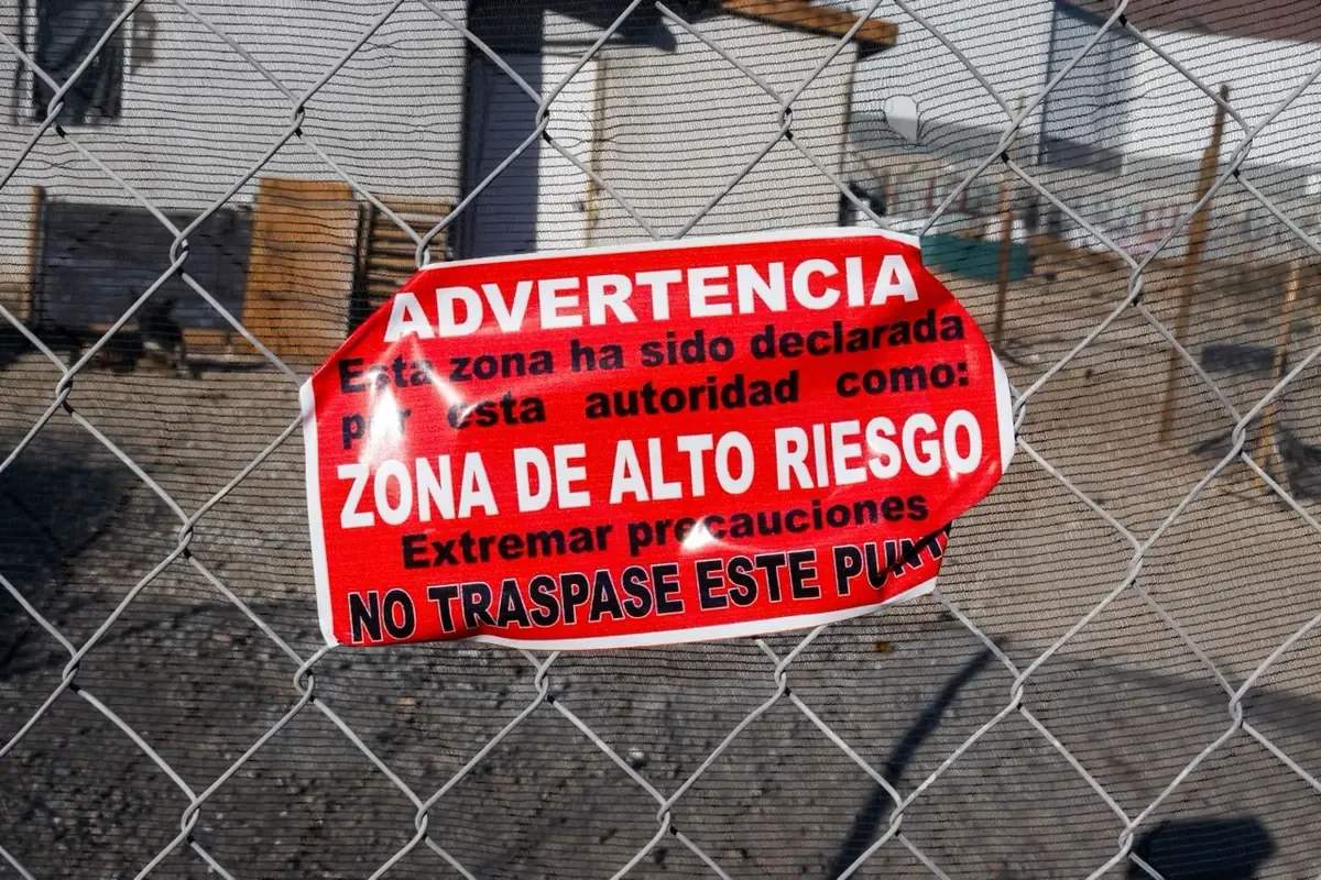 Las autoridades advierten sobre el alto riesgo que enfrentan las viviendas por su ubicación vulnerable.