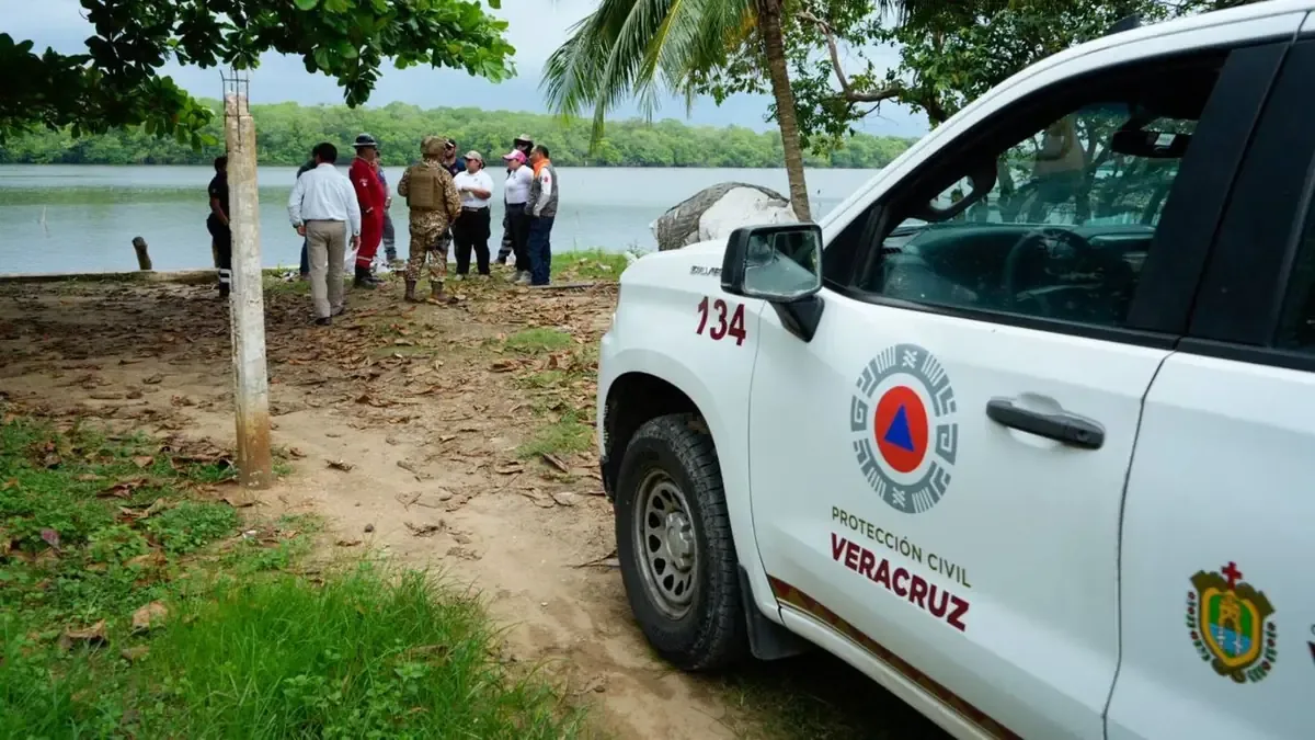 Protección Civil y Pemex realizan recorridos en respuesta al olor, que ha afectado a escuelas locales.