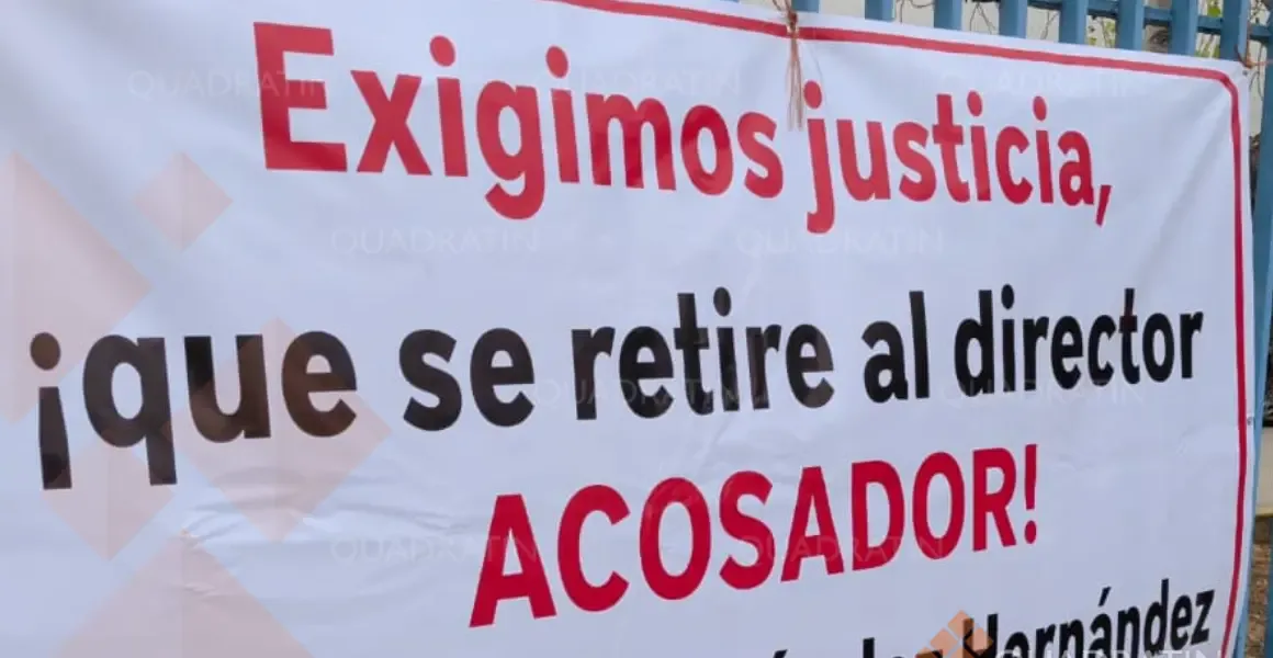 Protesta de docentes en la Escuela Secundaria General 2 de Pachuca.