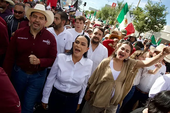 Simpatizantes de Morena marchan por el operativo con supuestos agentes de la CIA en la Sierra Tarahumara.