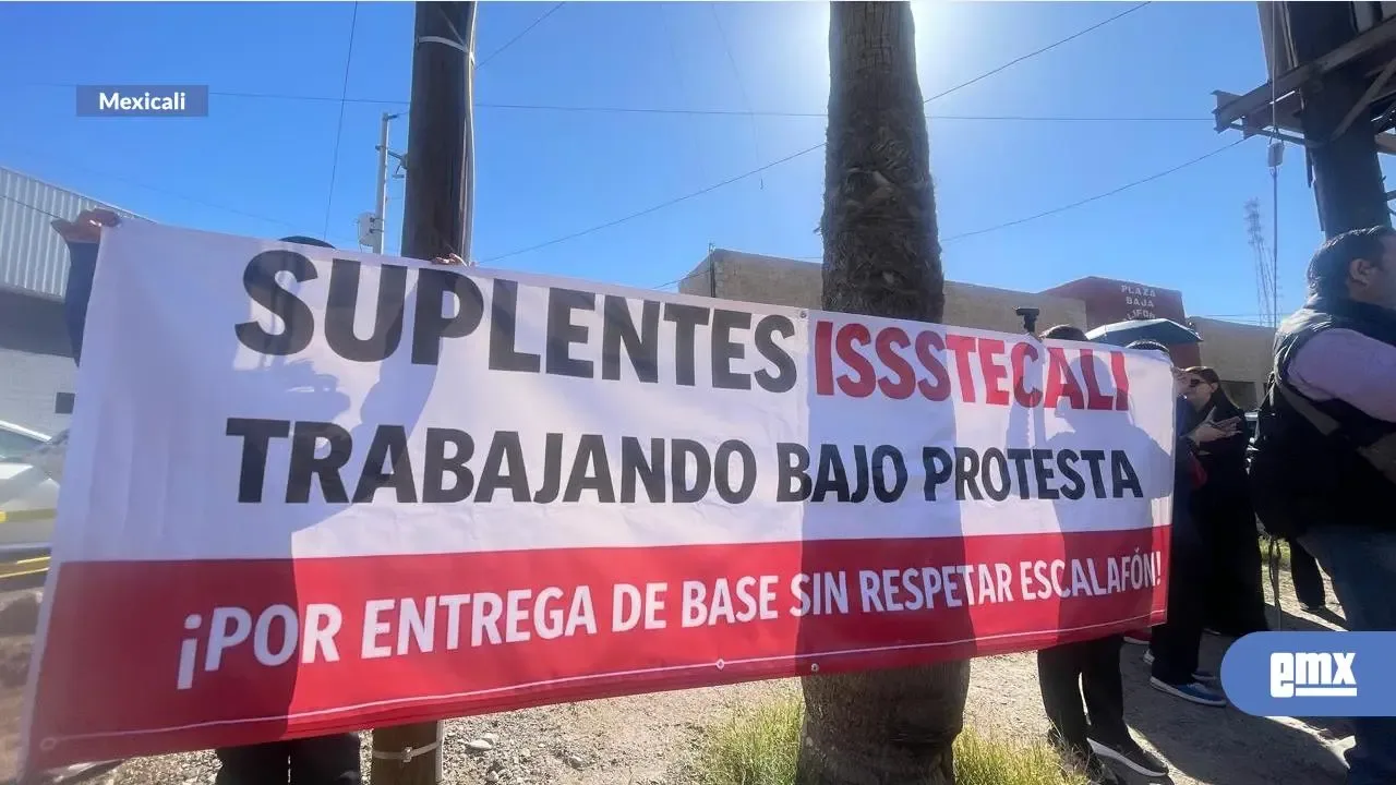 Protesta de trabajadores de ISSSTECALI en Mexicali por reducción salarial.