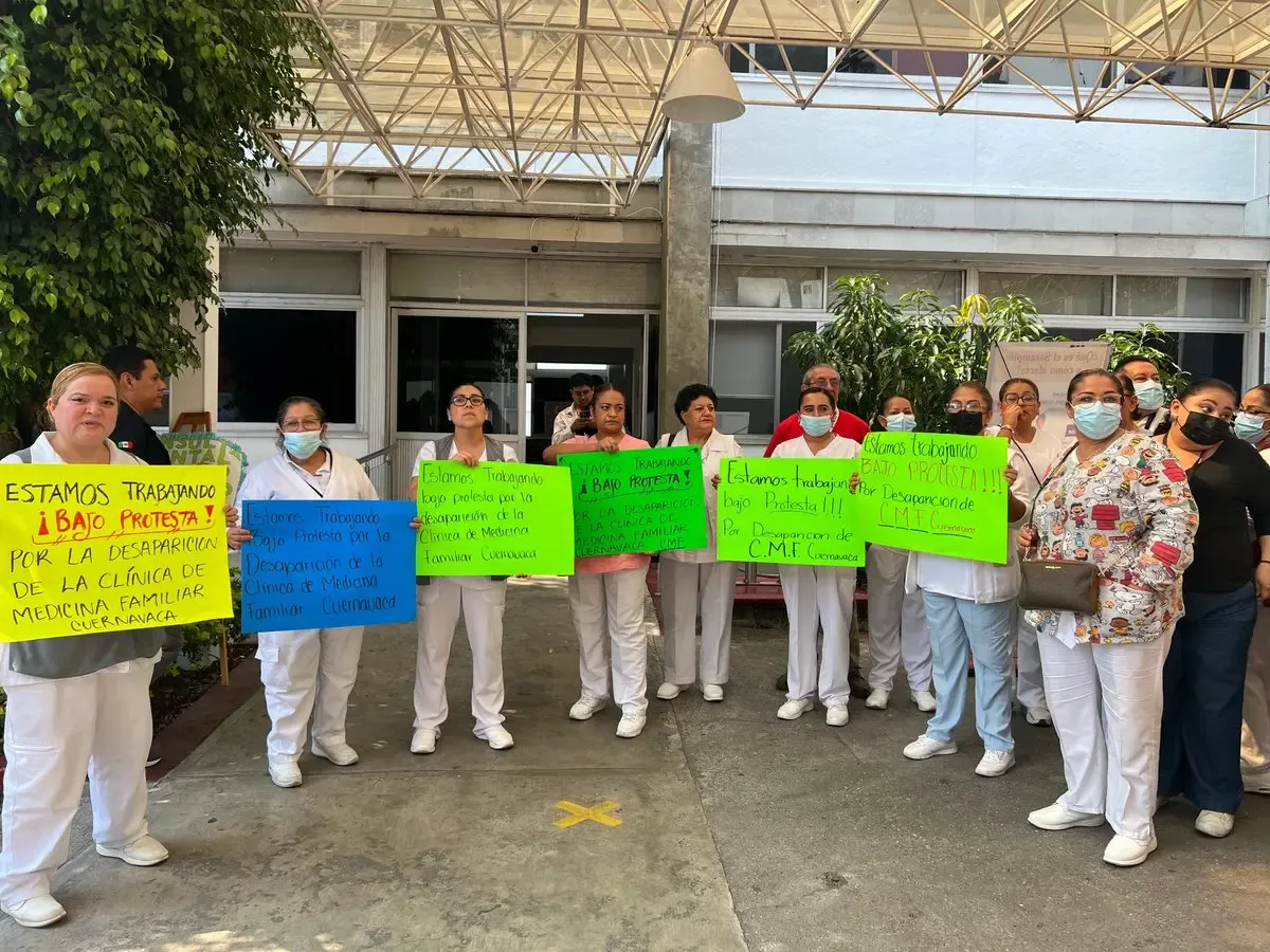 Protesta de trabajadores del Issste por el cierre de su clínica en Cuernavaca.