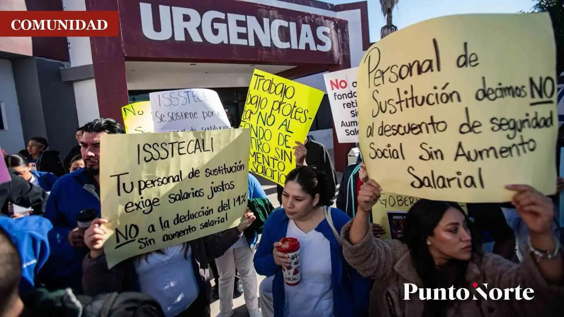 Protesta de trabajadores del Issstecali frente al hospital en Tijuana.