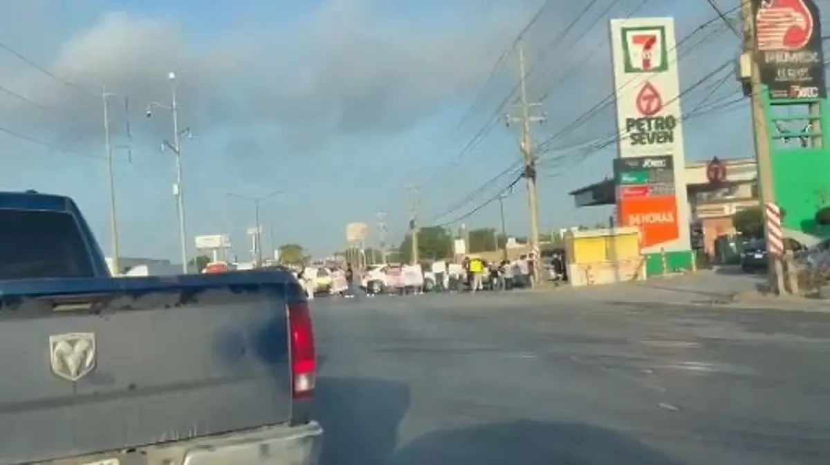 La manifestación busca impedir la demolición de una barda que garantiza la seguridad de la zona.