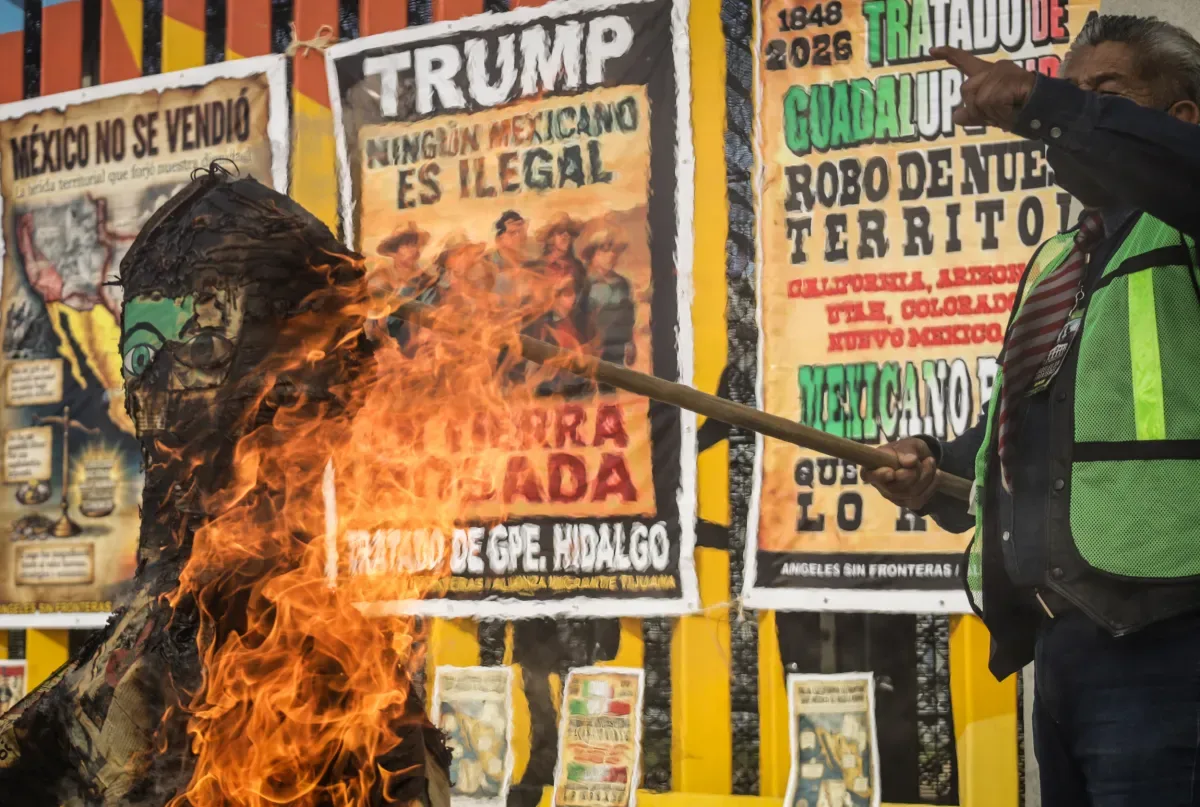 Protesta en el muro fronterizo de Tijuana por derechos migrantes.