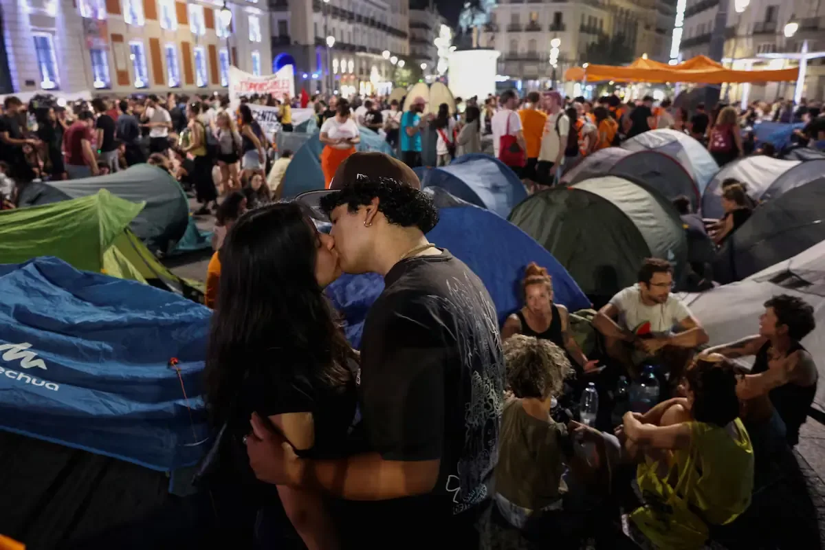Más de 150 tiendas de campaña se instalan en la Puerta del Sol para exigir cambios en políticas de vivienda.